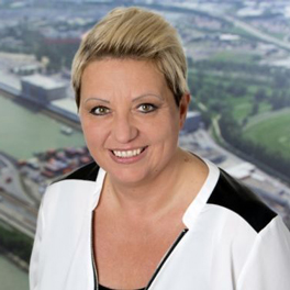Testimonial zu Essensmarken & Essenszuschuss mit Mittagsmarken – Porträt von Michaela Pfneiszl, Stv. Personalleiterin bei Hafen Wien